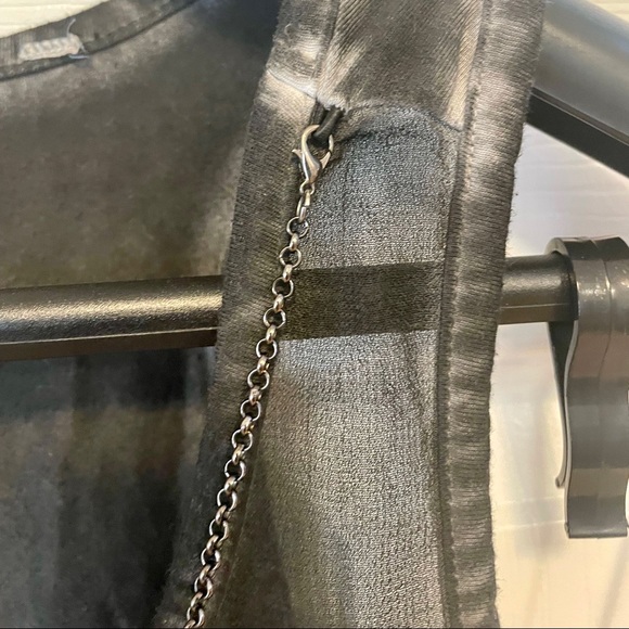 Black tank top with attached necklace - Picture 3 of 4